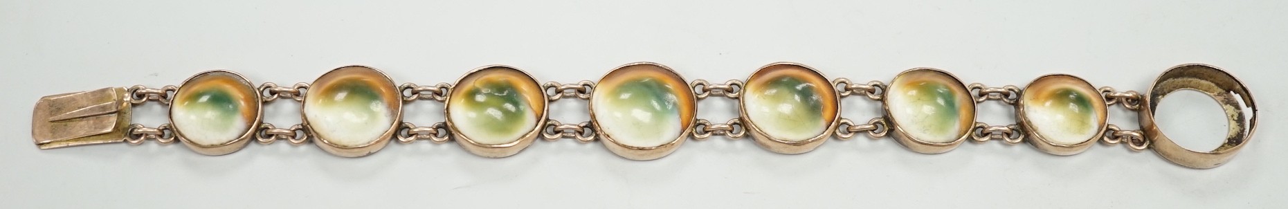 An early 20th century yellow metal and shell set bracelet (clasp shell missing), approx. 18cm, gross weight 26.8 grams.